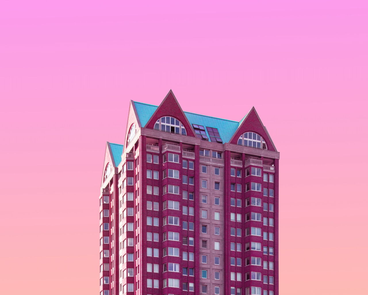 Wolkenkratzer vor pinkem Himmel